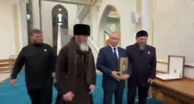 Putin bacia il Corano | video
