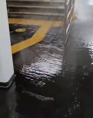 Piogge torrenziali in Giappone: in metro muri d’acqua | video