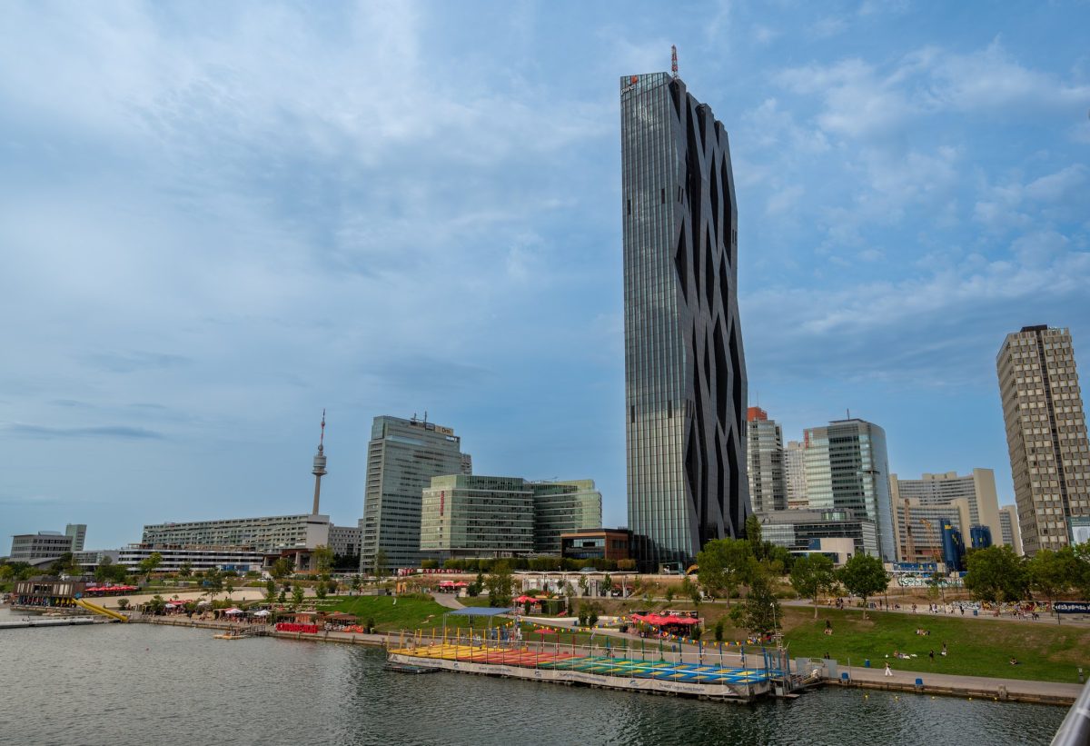 Galleria foto 'Spiagge con vista grattacielo' - foto 5