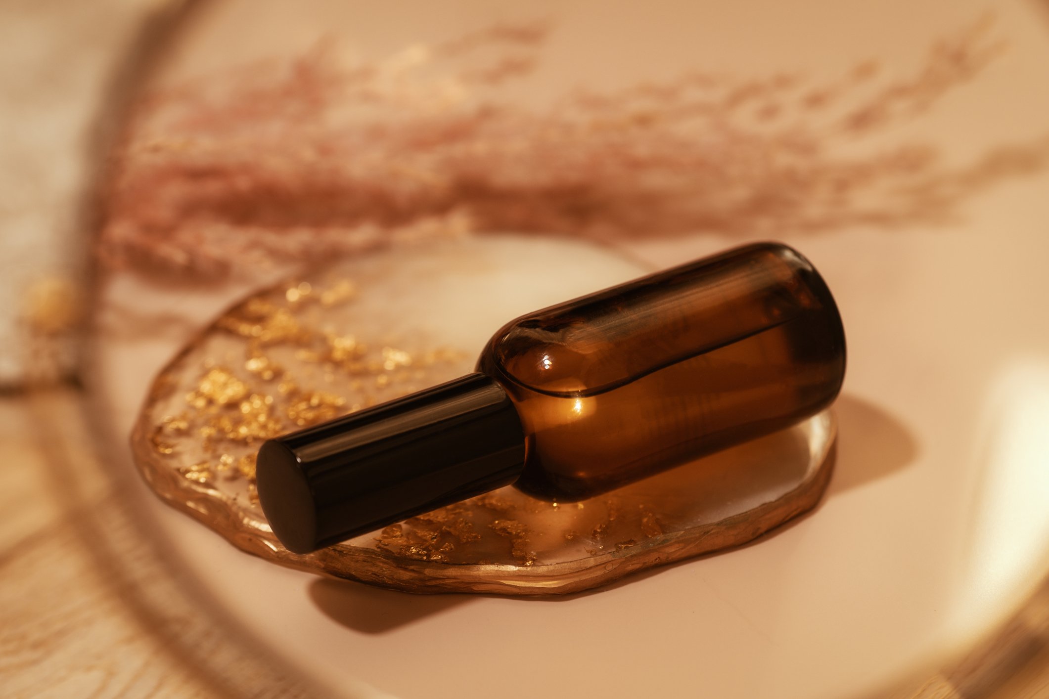 Cinque oli illuminanti per accendere le tue serate estive