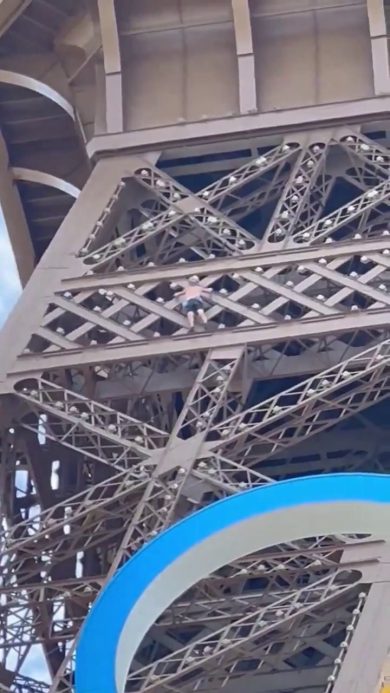 Parigi: uomo a torso nudo si arrampica sulla Tour Eiffel | video