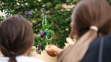 Vienna, si trasforma nella città di Taylor Swift tra braccialetti dell’amicizia e solidarietà