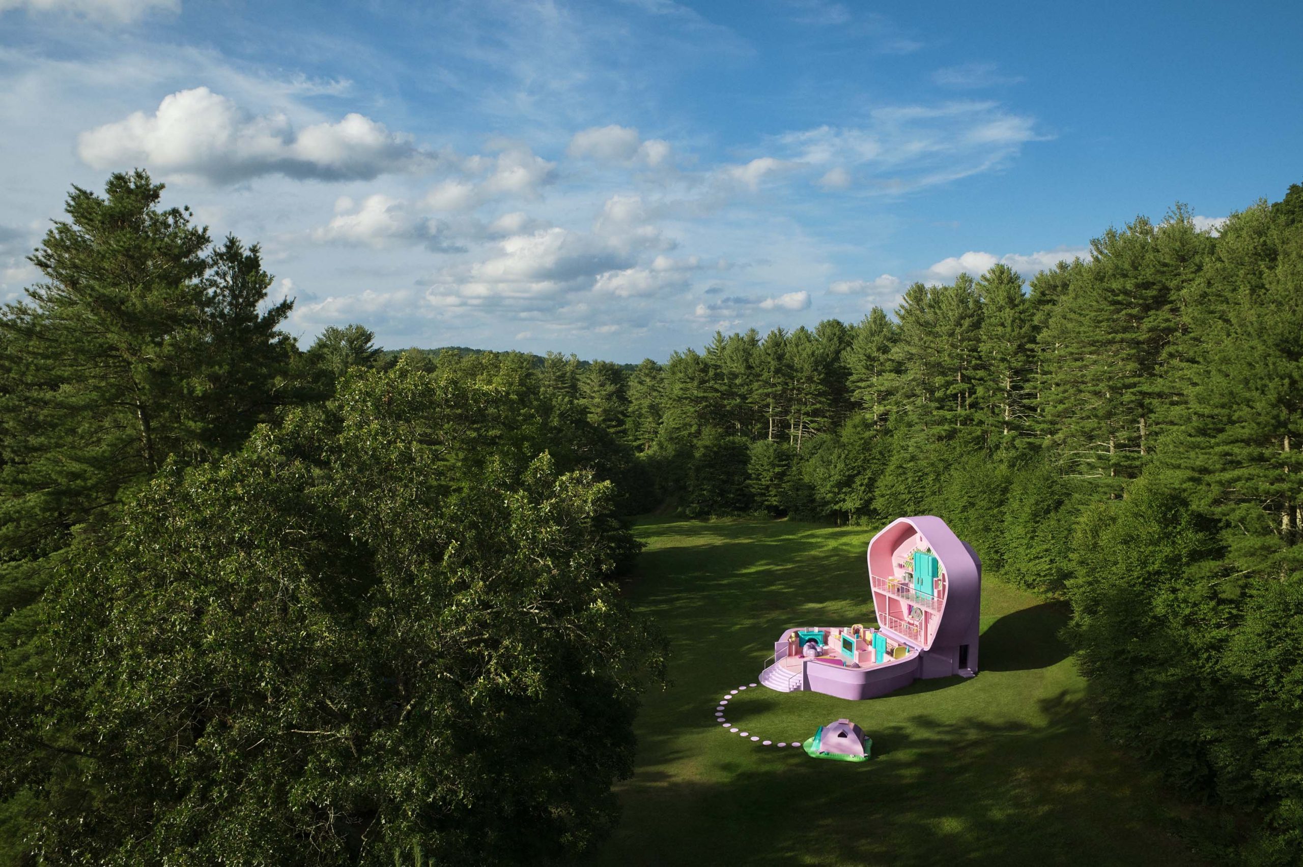 Nella “brat summer” Airbnb ci riporta nel magico mondo delle Polly Pocket