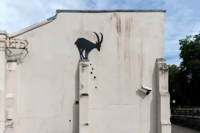 Banksy svela la sua nuova opera: ‘The Goat’ a Kew Bridge