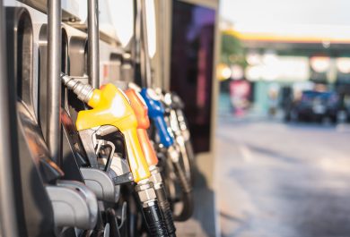 Benzina: giù i prezzi. Fare il pieno non è mai costato così poco