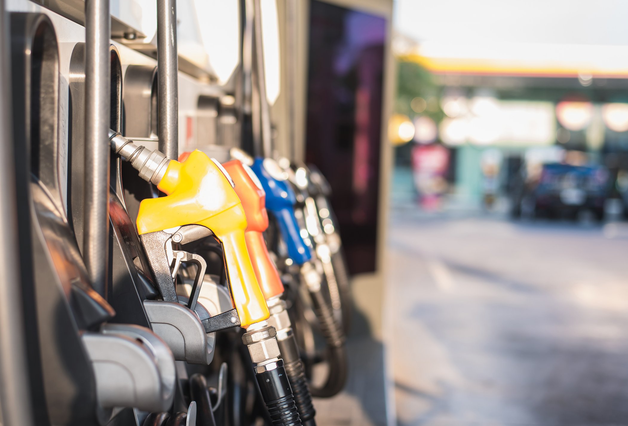 Benzina: giù i prezzi. Fare il pieno non è mai costato così poco