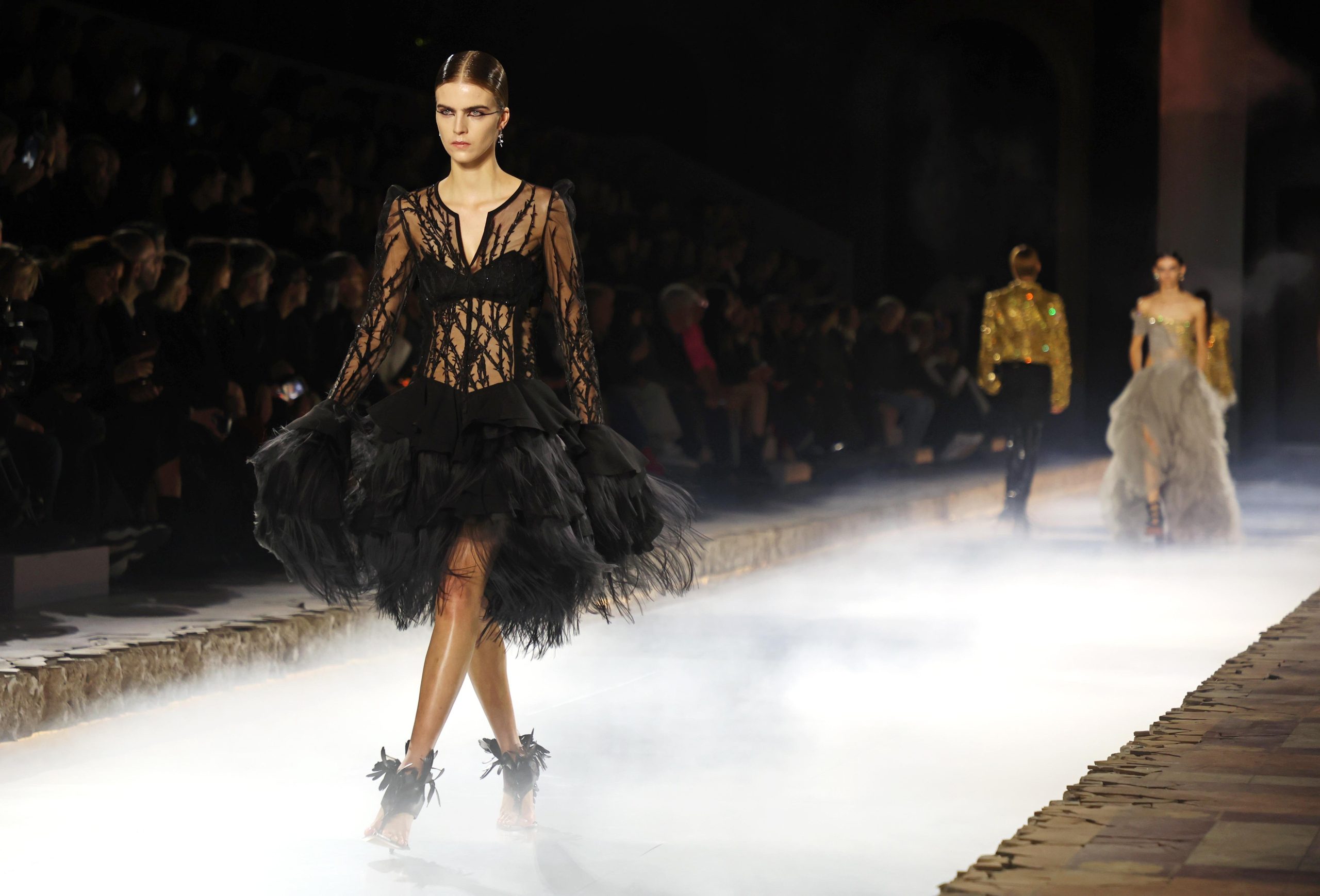 Paris Fashion Week: le nuove “Banshee” di Seán McGirr firmate McQueen Paris Fashion Week: le nuove “Banshee” di Seán McGirr firmate McQueen