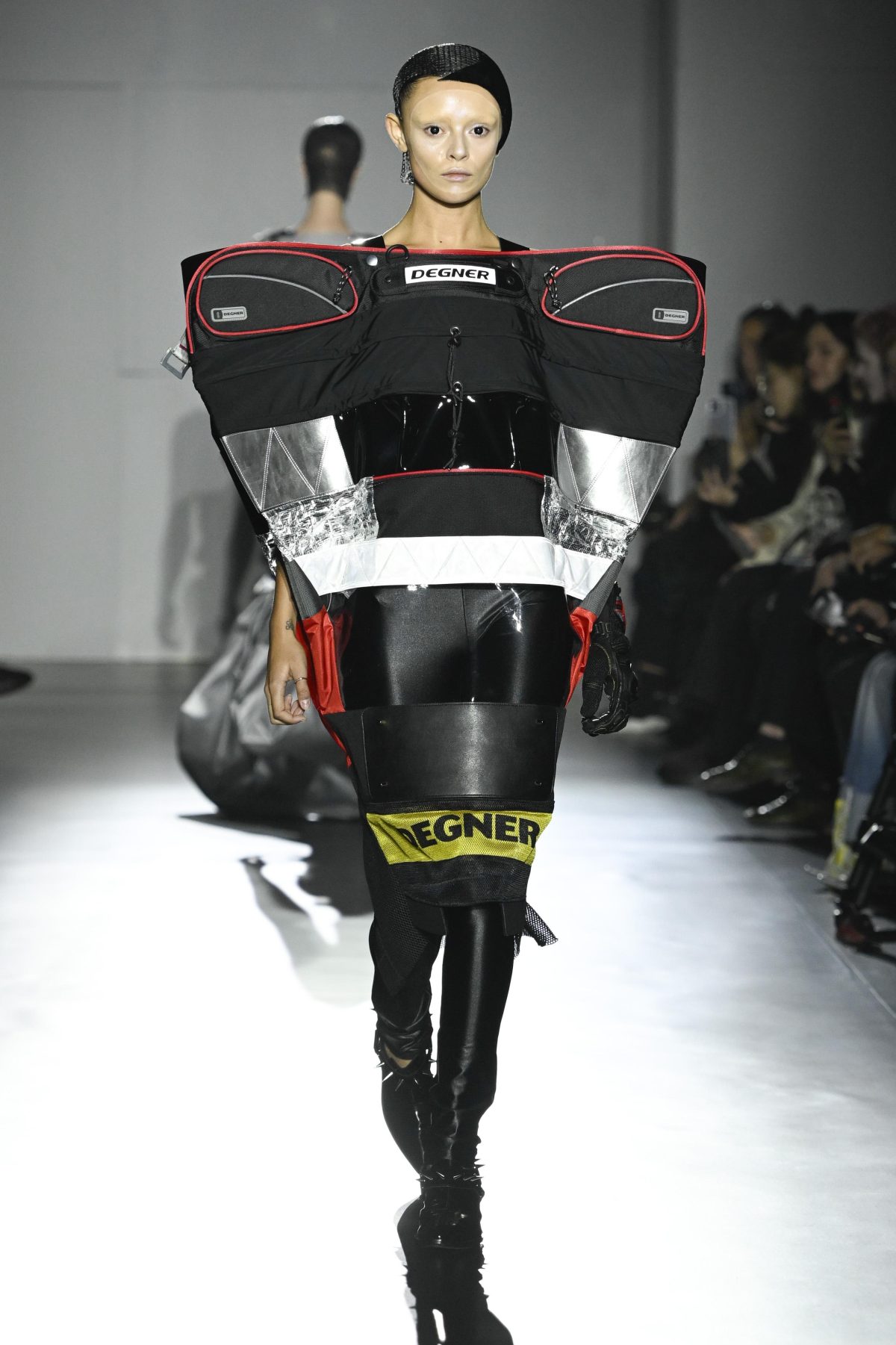 Galleria foto 'Estetica a contrasto nella sesta giornata di Paris Fashion Week' - foto 16