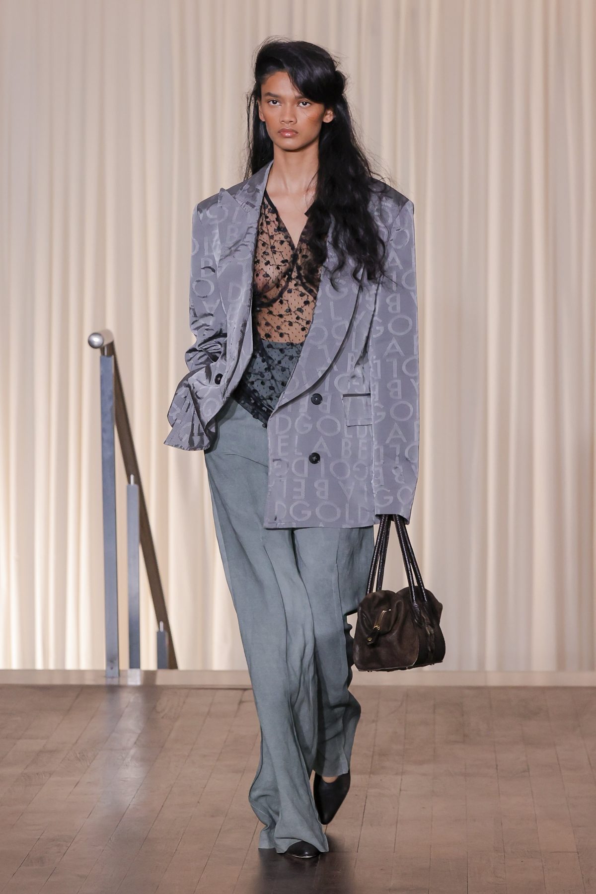 Galleria foto 'Estetica a contrasto nella sesta giornata di Paris Fashion Week' - foto 12