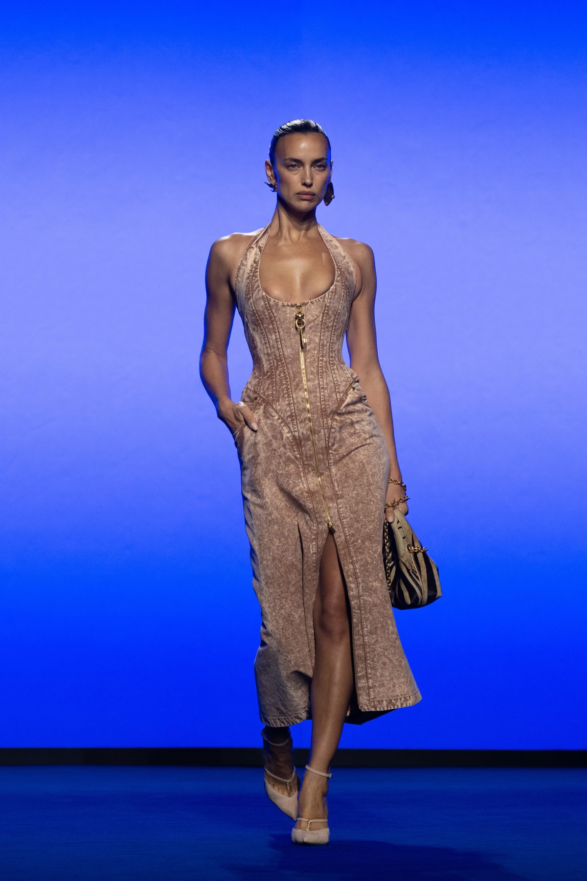 Galleria foto 'Il guardaroba basic di Schiaparelli che sa di couture' - foto 3