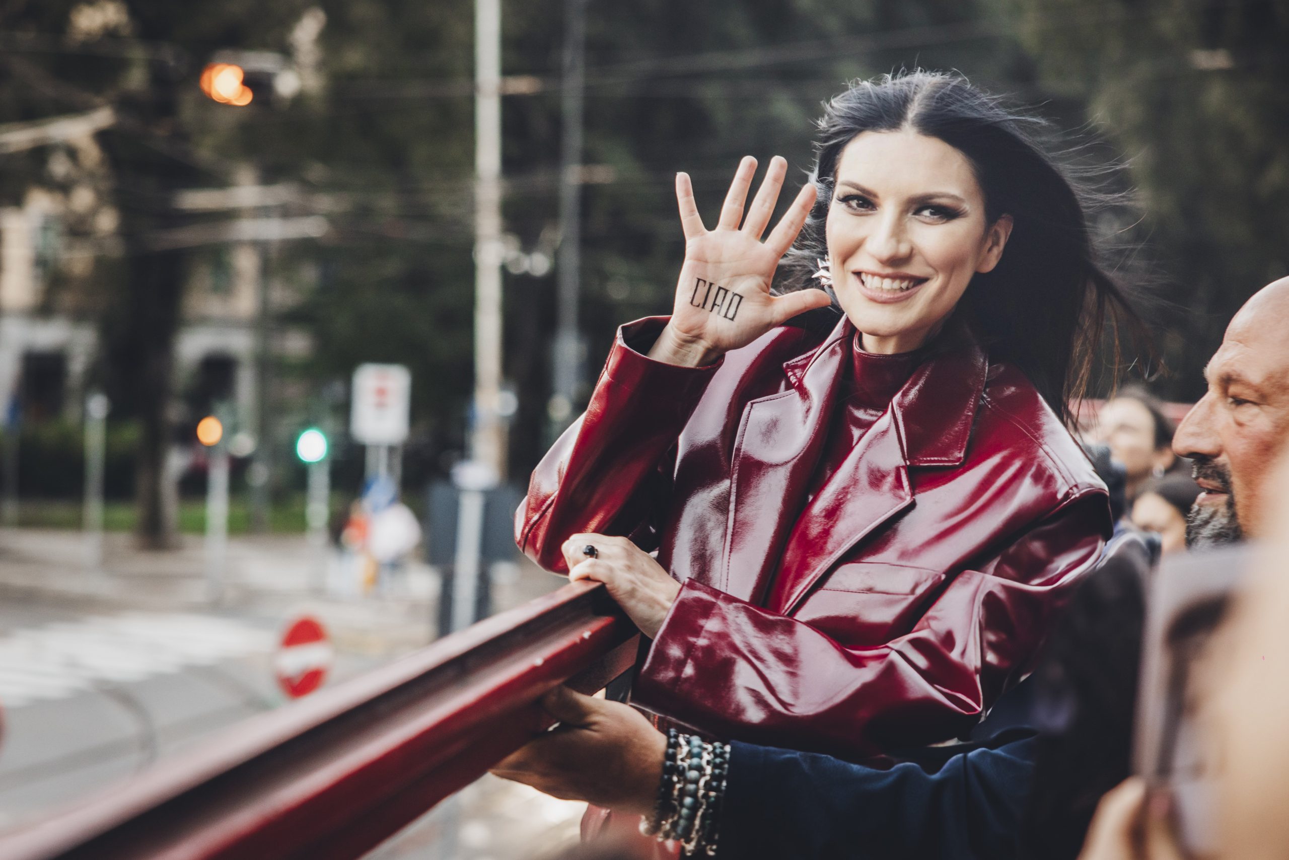 Laura Pausini torna con un nuovo singolo e con un cambio di look