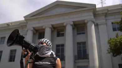 Il professore della Cornell University che ha elogiato l’attacco del 7 ottobre torna all’insegnamento.