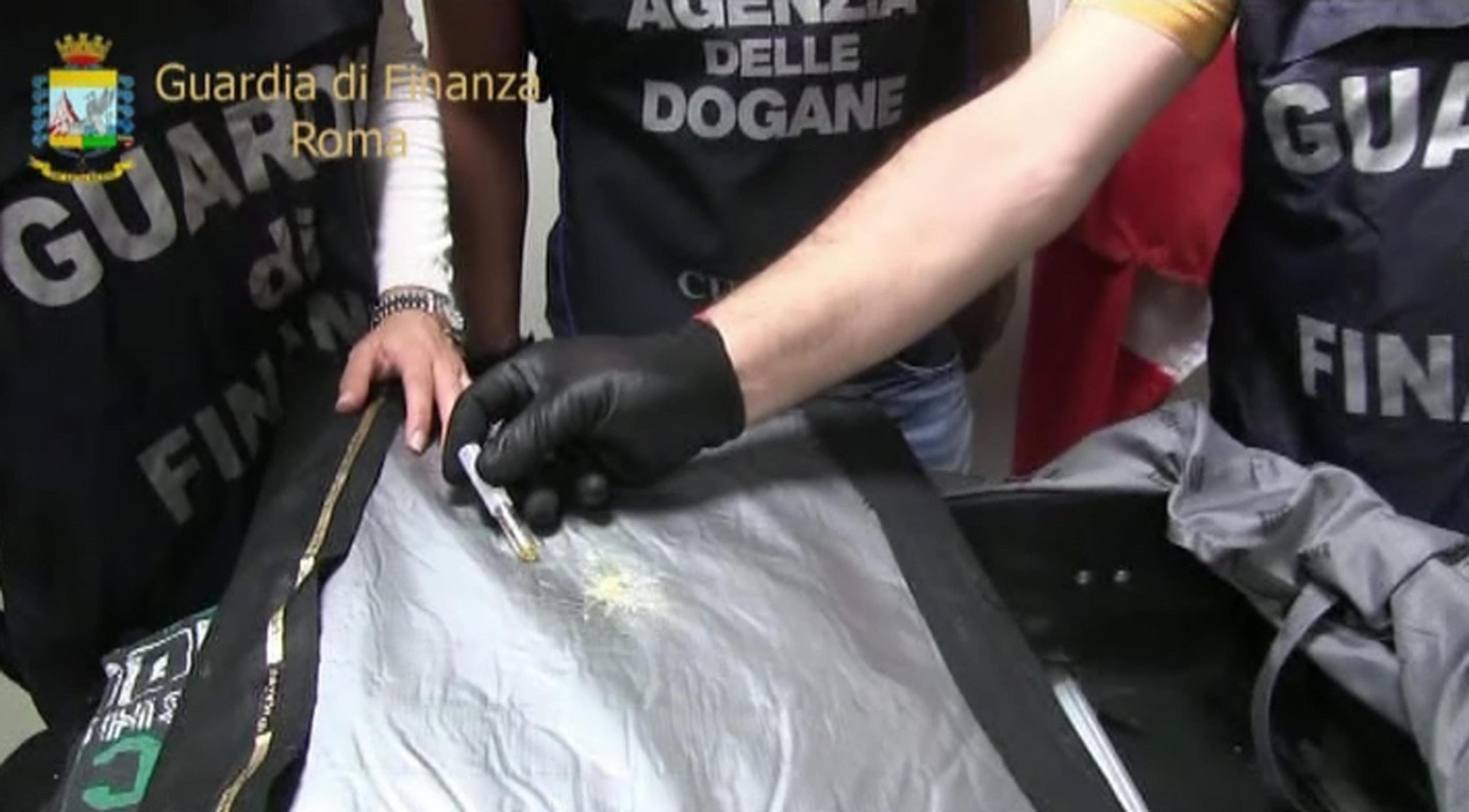 Nuove norme in dogana: stretta su carte prepagate e oro Nuove norme in dogana: stretta su carte prepagate e oro