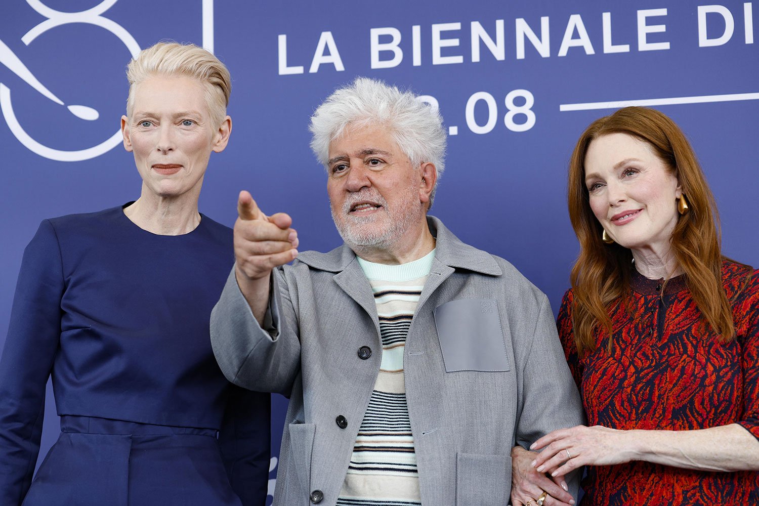 A Venezia Almodóvar con un film a favore dell’eutanasia: «Non capisco la morte»
