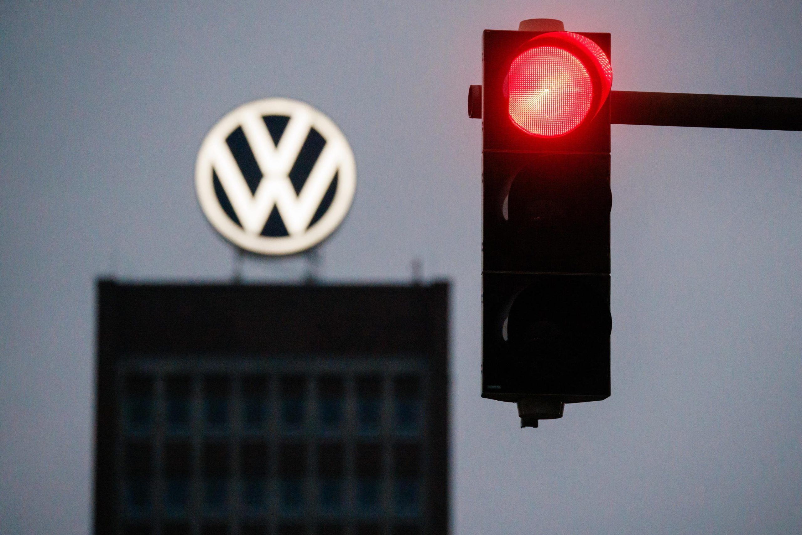 Volkswagen in crisi: l’utile operativo del terzo trimestre crolla del 42%