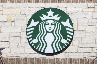 Starbucks è in crisi: vendite in calo del 7% e azioni ai minimi