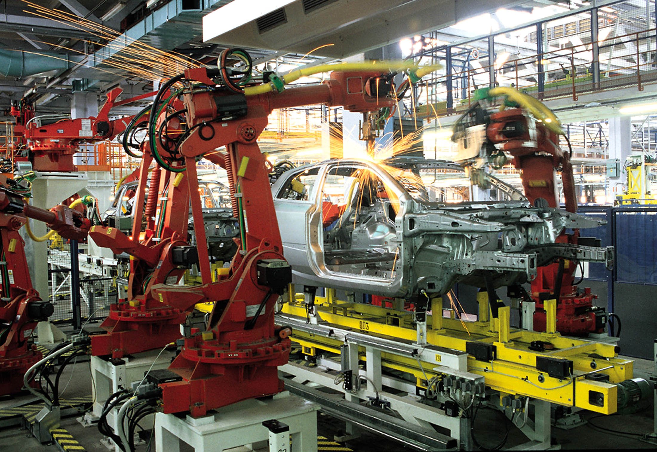 Settore auto in crisi: immatricolazioni in Europa in calo del 4,2% e Stellantis crolla del 26%