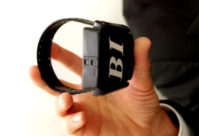 Braccialetti elettronici: una protezione inefficace per le donne vittime di violenza