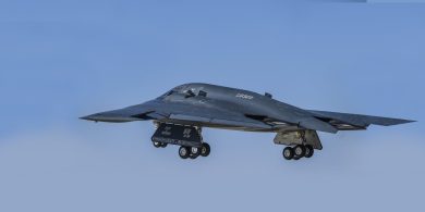 Tornano in azione i bombardieri invisibili B-2, colpiti gli arsenali Houthi