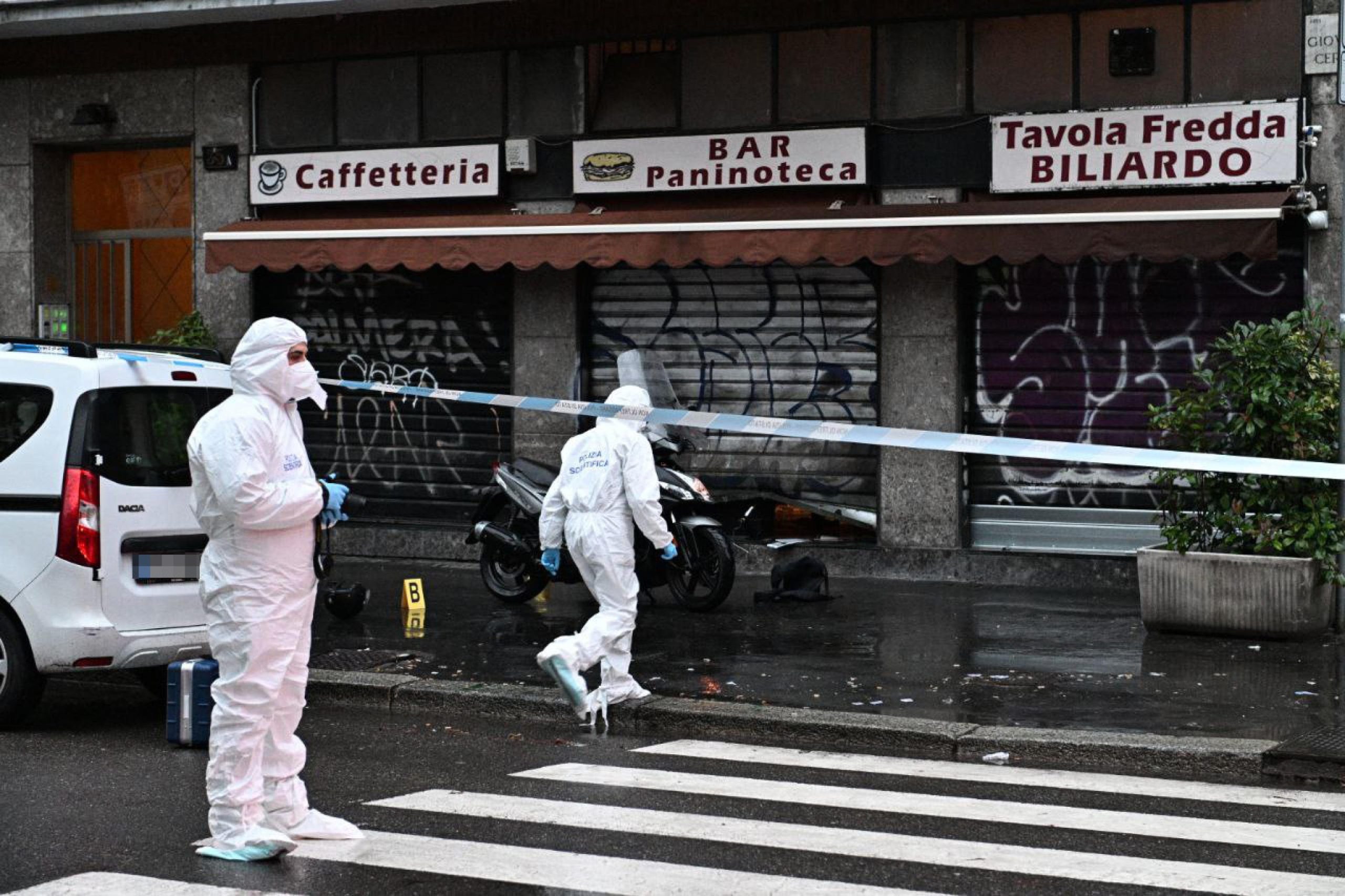Tenta una rapina, ma è lui a morire accoltellato. Arrestato il proprietario del bar