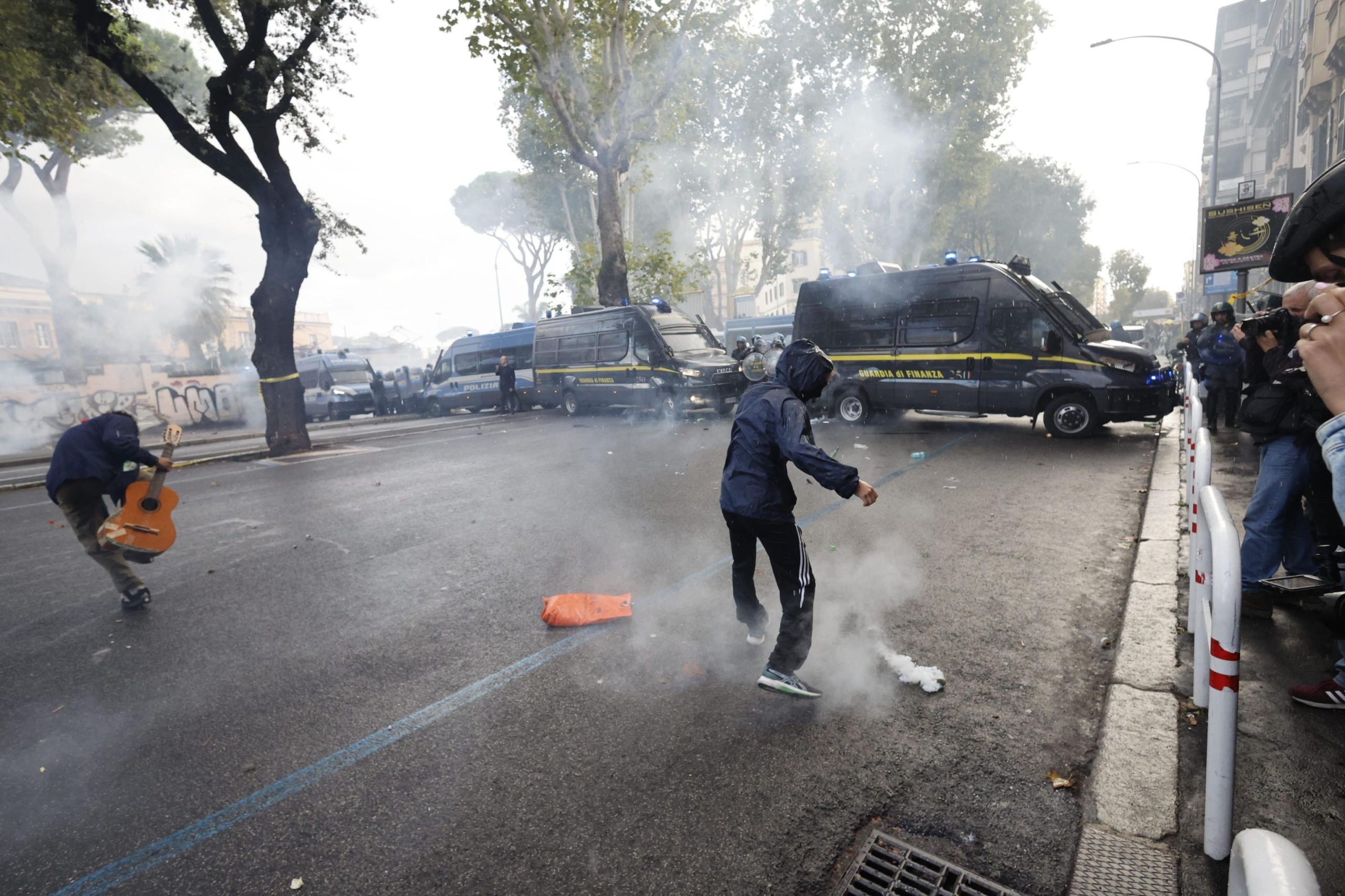 Scontri e violenze a Roma durante la commemorazione per le vittime dell’attacco terroristico contro Israele