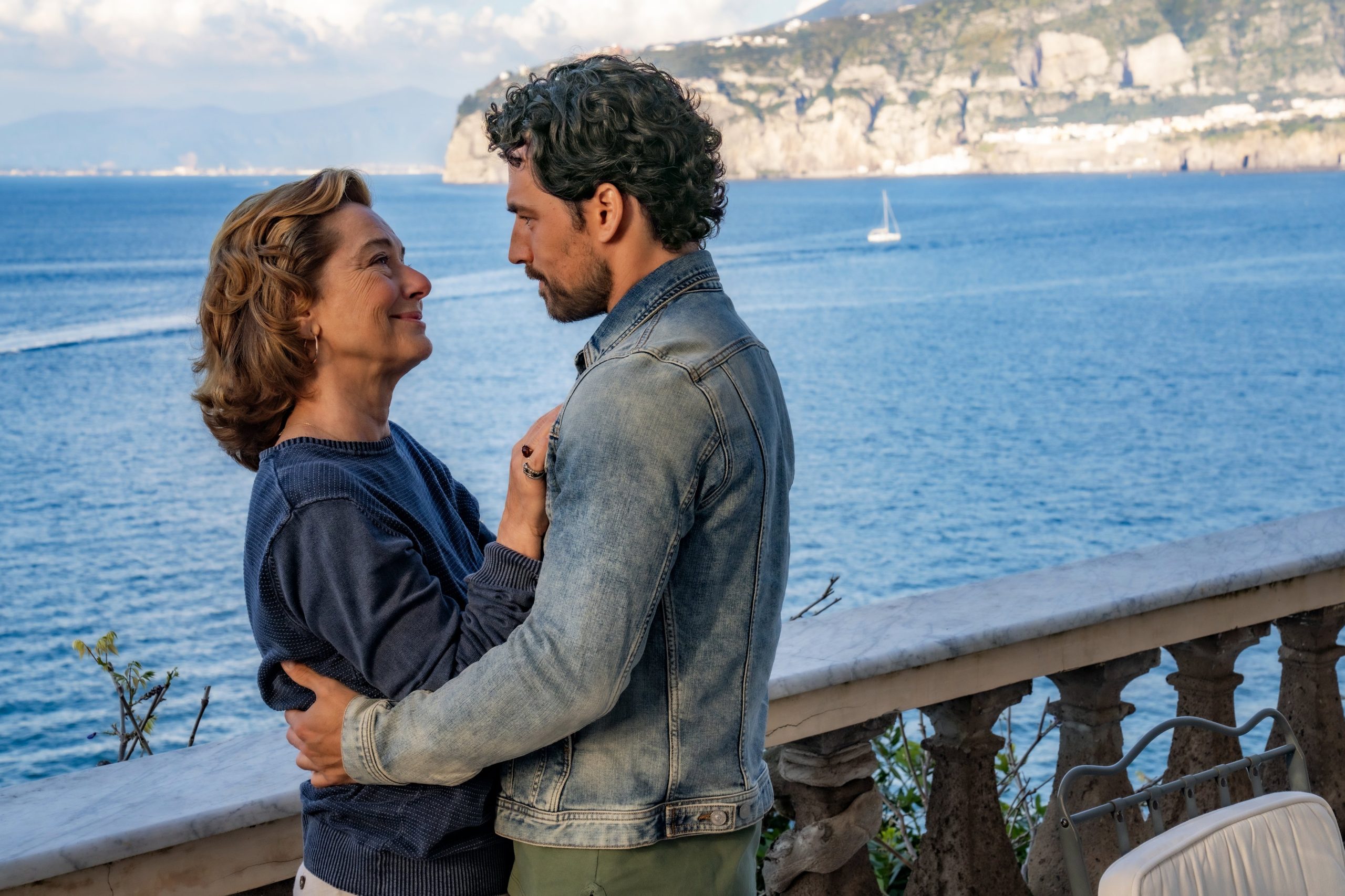 Inganno, la nuova serie thriller con Monica Guerritore e Giacomo Gianniotti in arrivo su Netflix