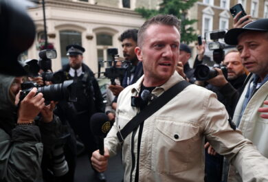 Tommy Robinson, chi è l’uomo anti islam che infiamma l’Inghilterra