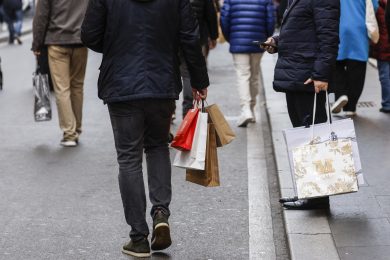 Natale al risparmio: spesa per i regali in calo del 9% nel 2024