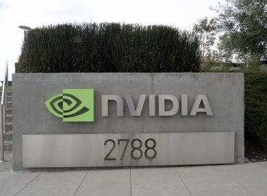 Boom di Nvidia: l’AI spinge i conti ma non il titolo. Utili e ricavi record