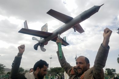 Attacco degli Huthi a due cacciatorpedinieri americani nello stretto di Bab al-Mandeb