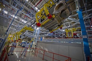 Mercato auto in agonia, ma con navigatori di serie e ruote di scorta a pagamento