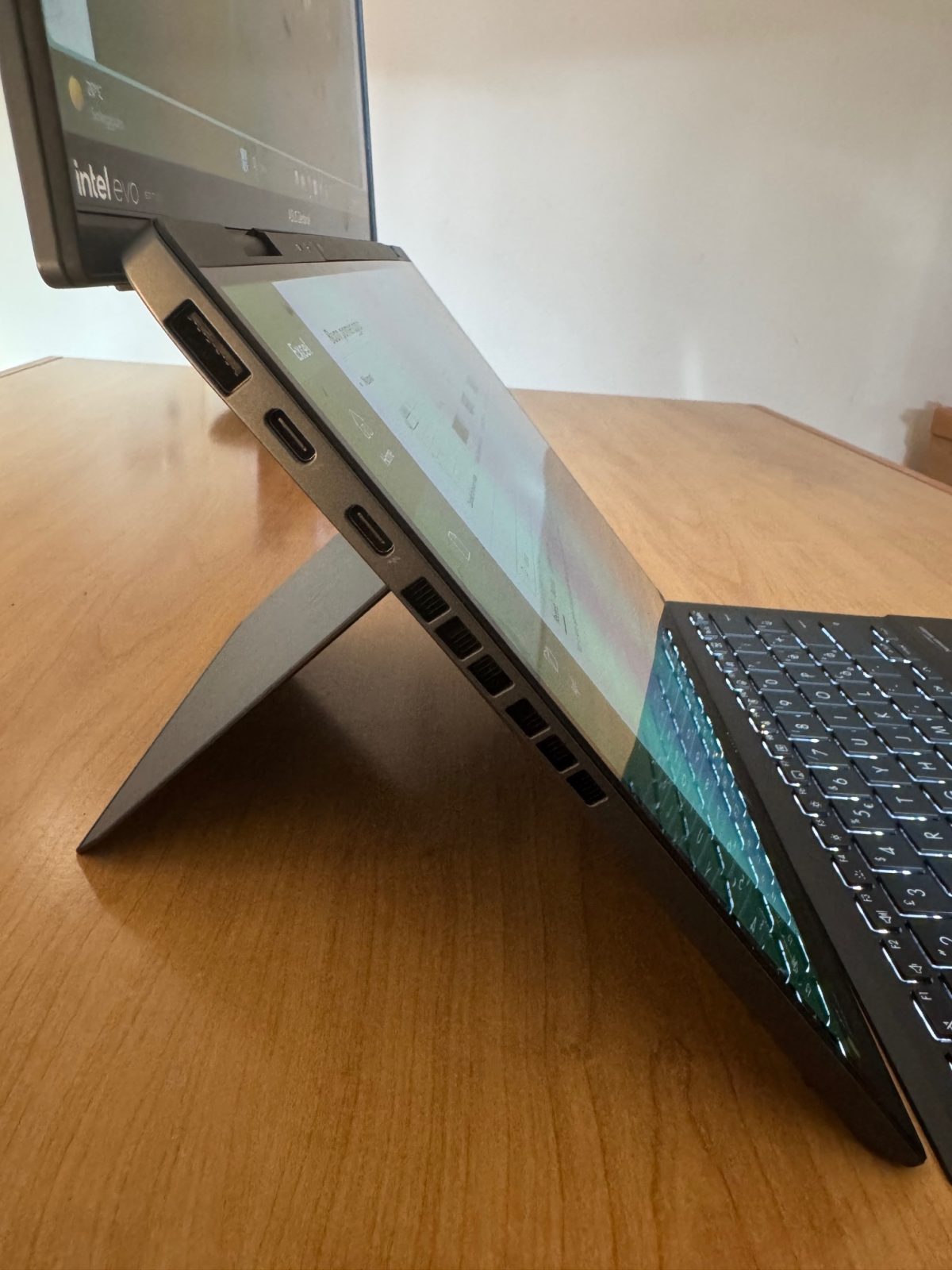 Galleria foto 'Asus Zenbook Duo Oled, il gioco al raddoppio originale e vincente' - foto 9