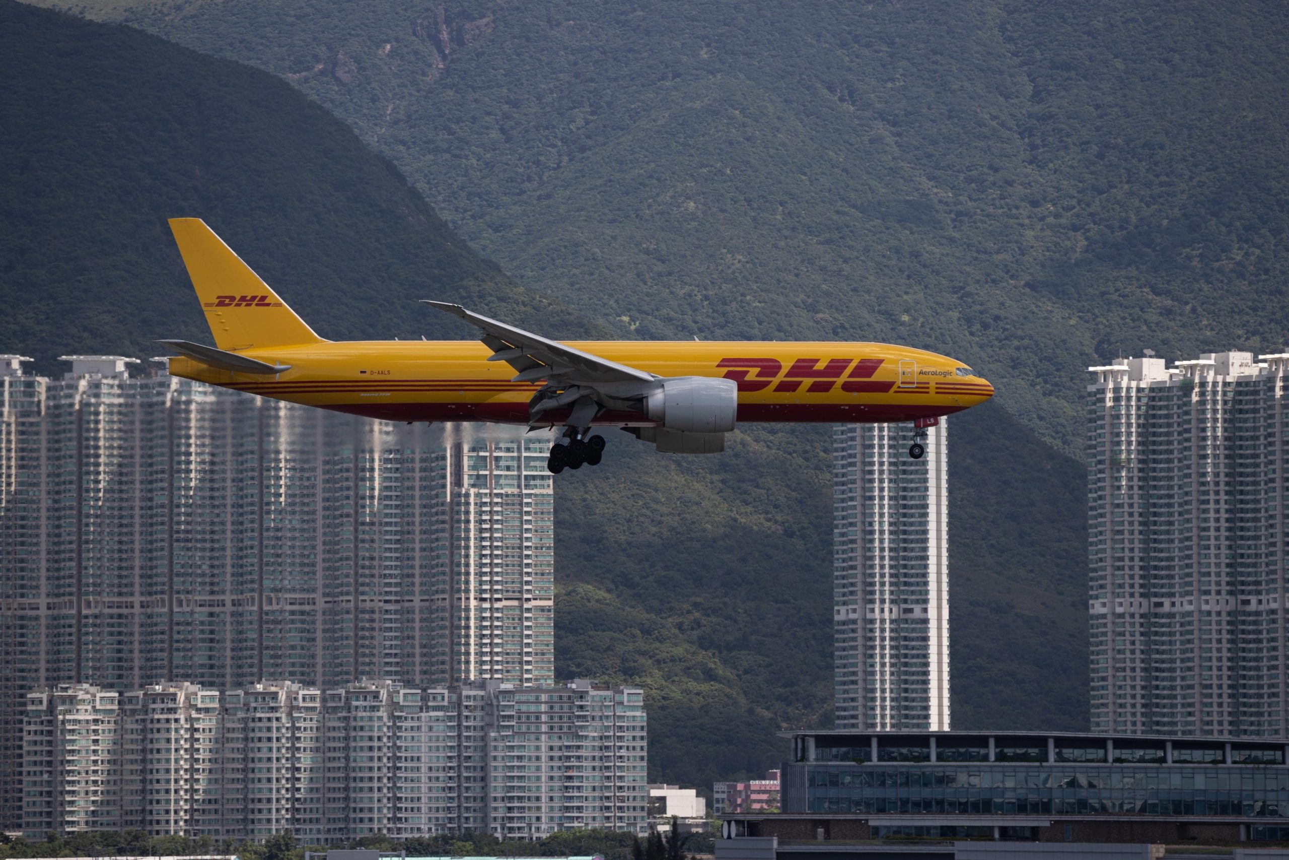 Ordigni incendiari verso gli USA: ipotesi di complotto russo svelato dagli incendi negli hub DHL europei