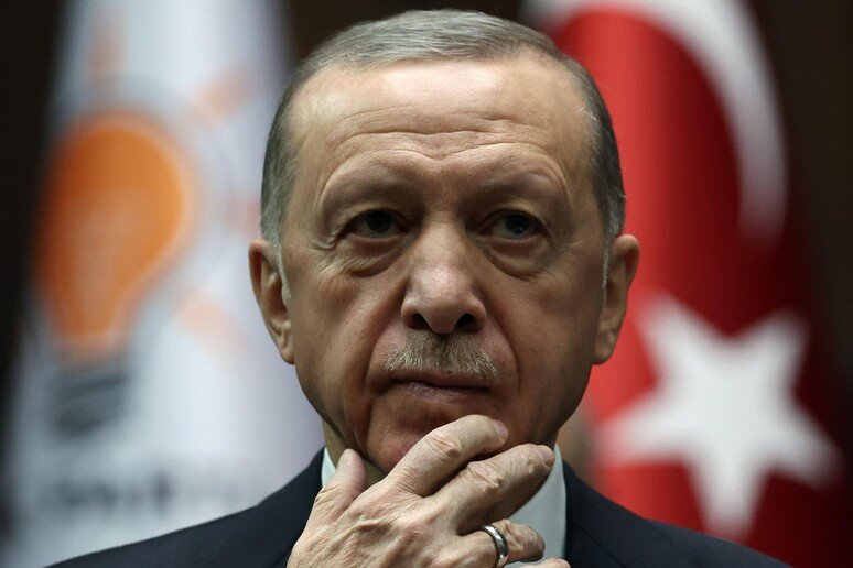 Erdogan non si ferma più: ora fa da paciere tra Sudan ed Emirati