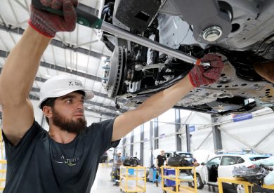 Produzione industriale in calo del 3,6% annuo: pesa il crollo dell’auto (-40%)