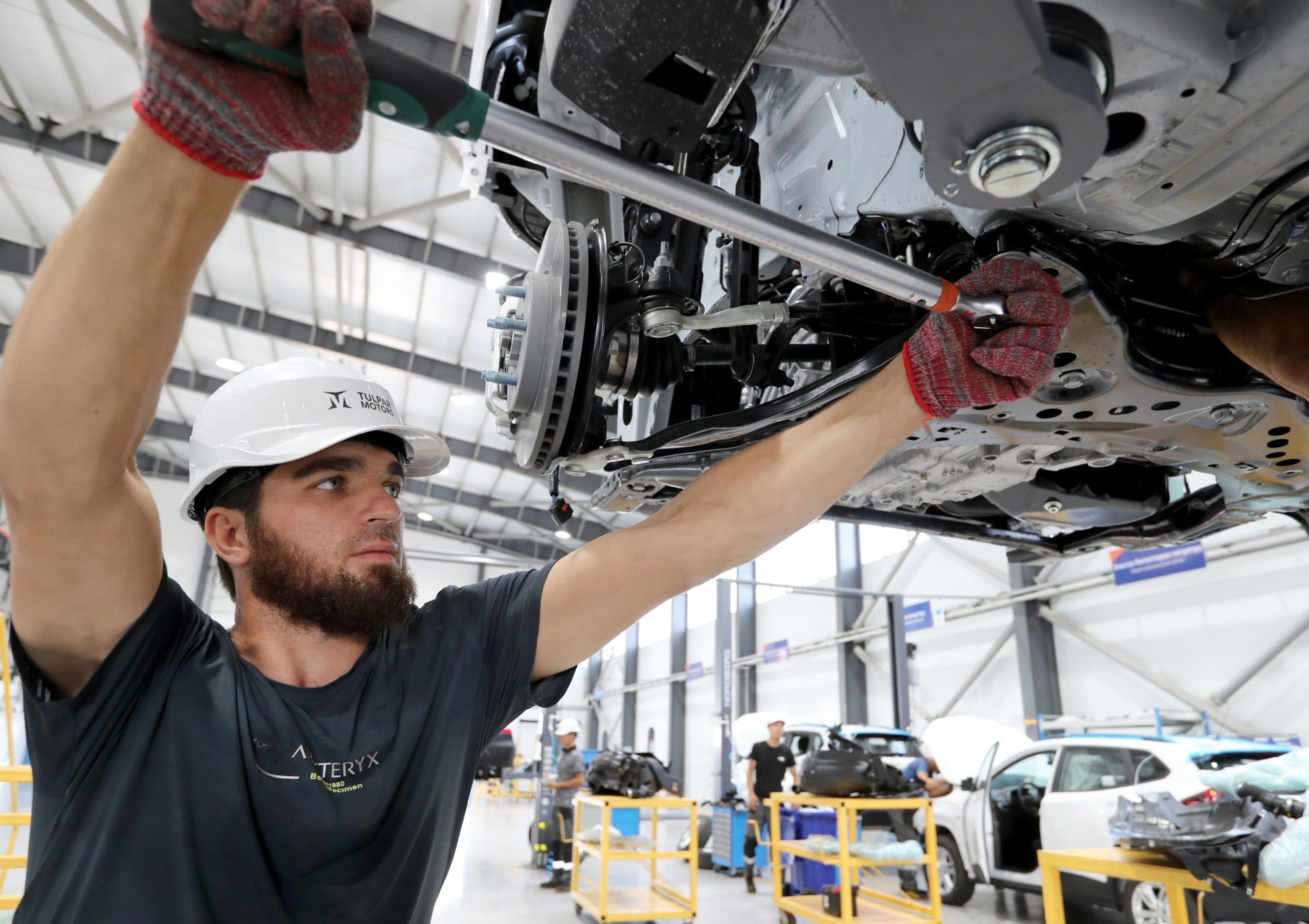 Produzione industriale in calo del 3,6% annuo: pesa il crollo dell’auto (-40%)