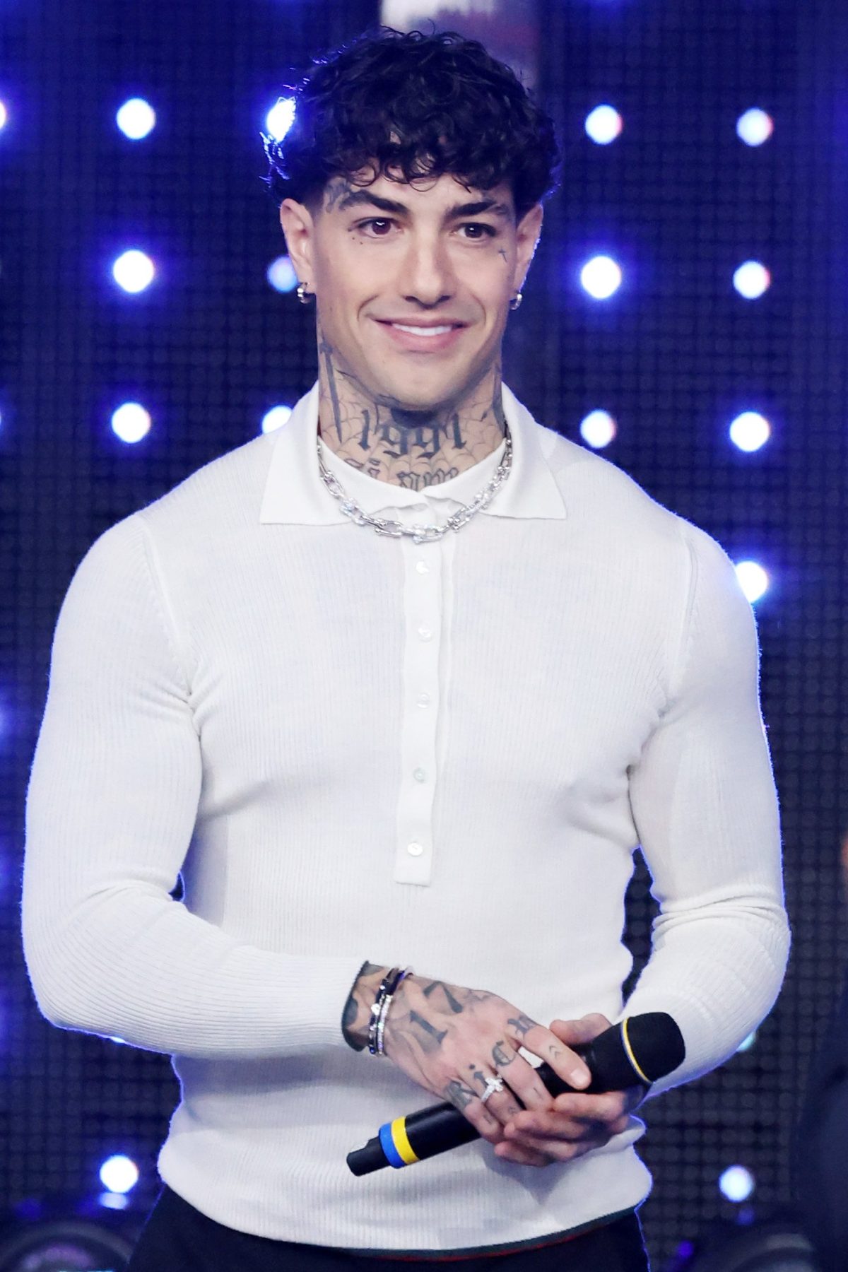 Galleria foto 'Sanremo 2025: i primi look dei Big in gara a febbraio' - foto 5