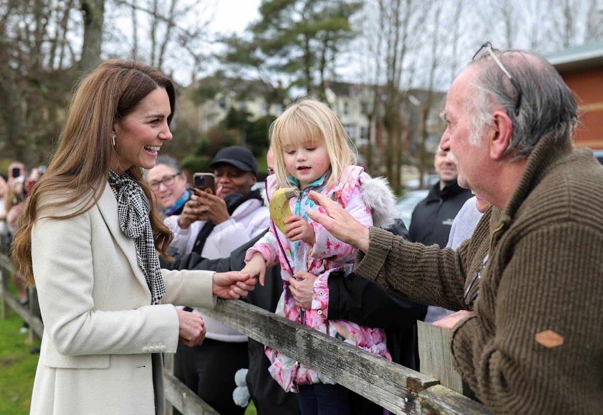 Kate Middleton infrange il protocollo reale: il gesto spontaneo che ha commosso il Galles