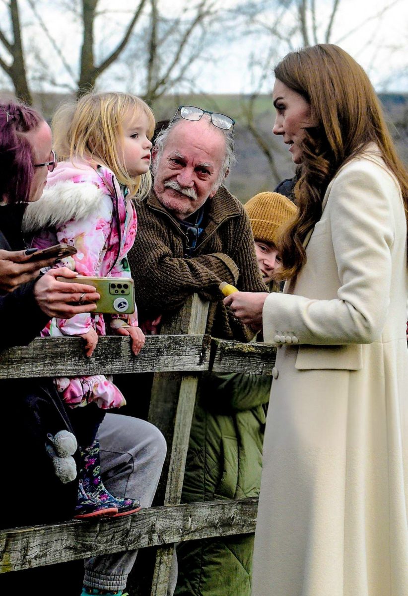 Kate Middleton infrange il protocollo reale: il gesto spontaneo che ha commosso il Galles