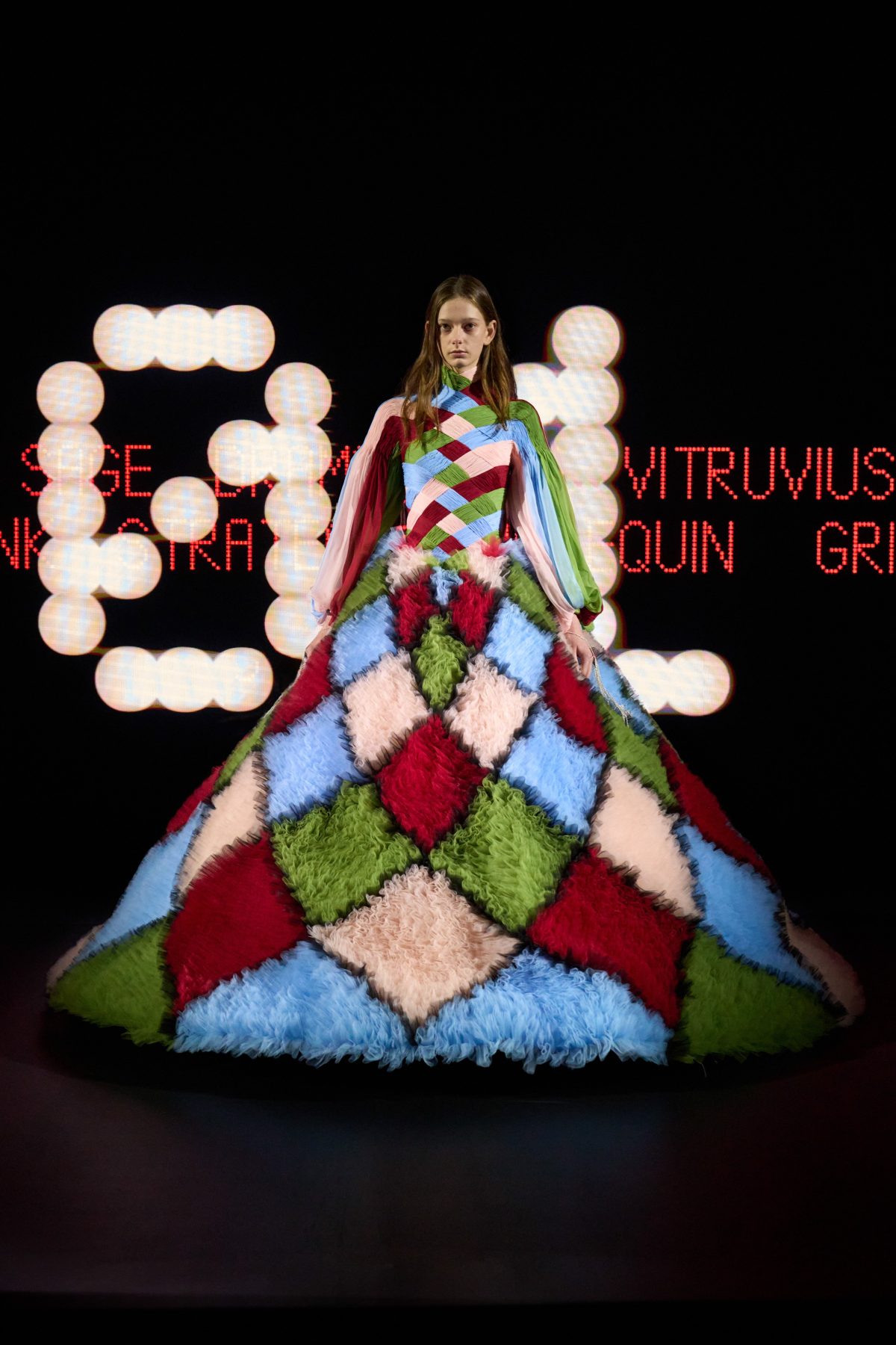 Galleria foto 'Vertigineux: il profondo viaggio nelle liste, o negli abiti, di Valentino' - foto 10