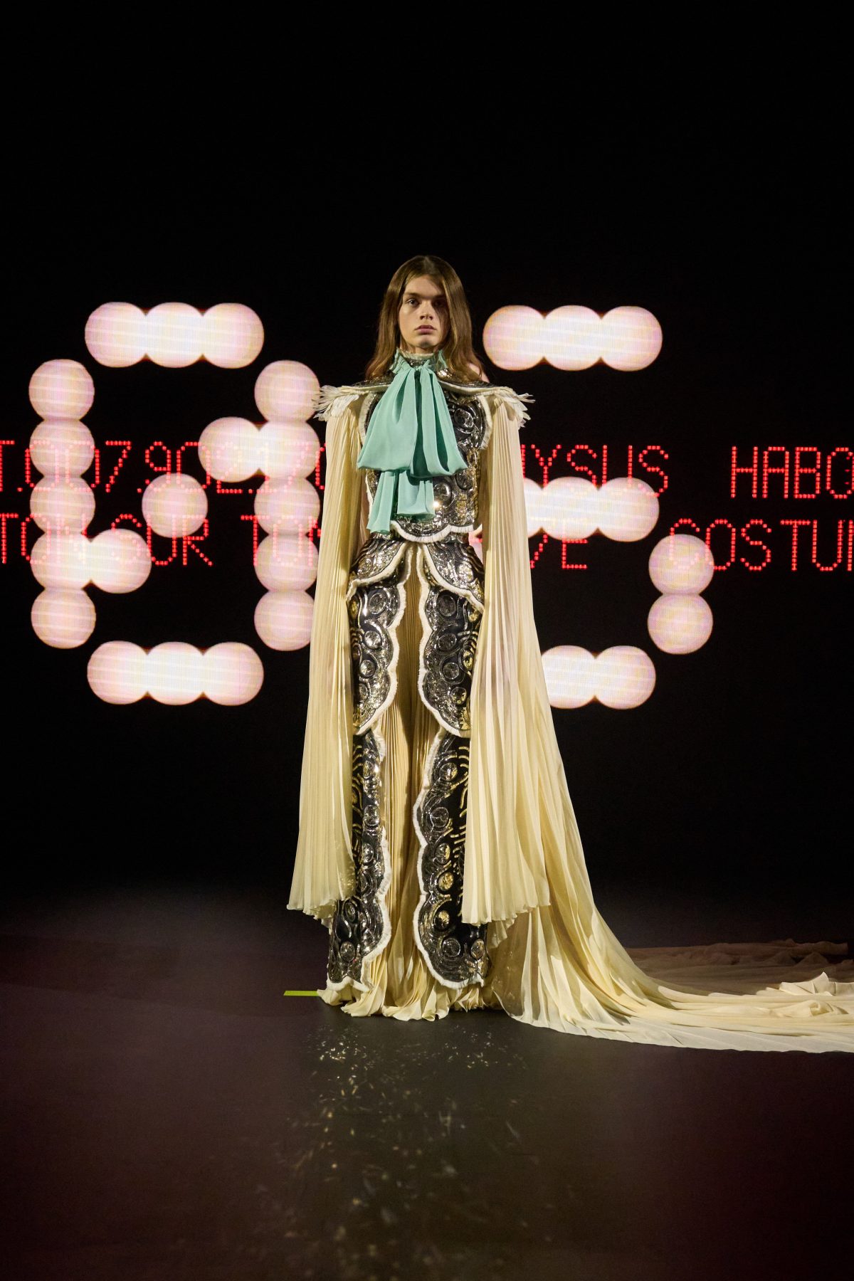 Galleria foto 'Vertigineux: il profondo viaggio nelle liste, o negli abiti, di Valentino' - foto 9