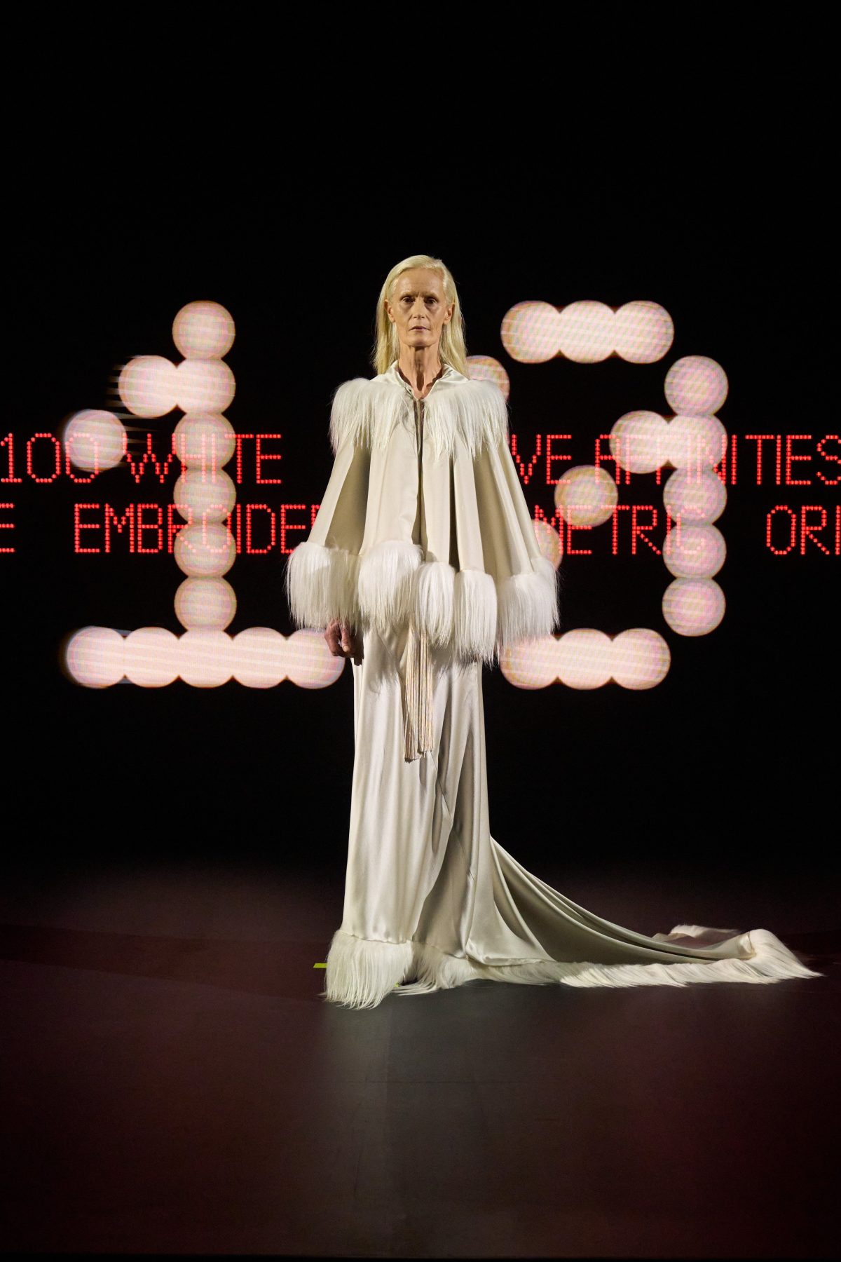 Galleria foto 'Vertigineux: il profondo viaggio nelle liste, o negli abiti, di Valentino' - foto 8