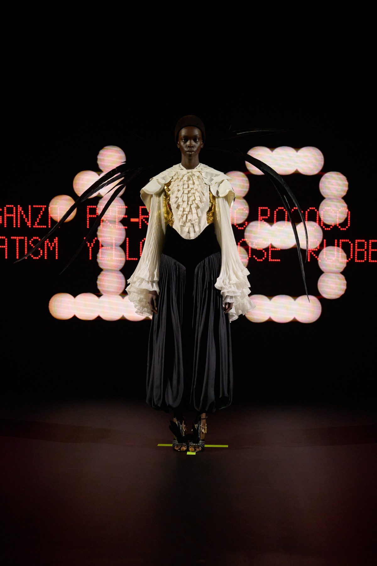 Galleria foto 'Vertigineux: il profondo viaggio nelle liste, o negli abiti, di Valentino' - foto 7