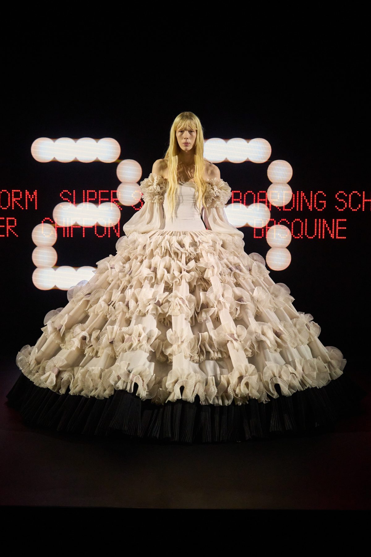 Galleria foto 'Vertigineux: il profondo viaggio nelle liste, o negli abiti, di Valentino' - foto 6