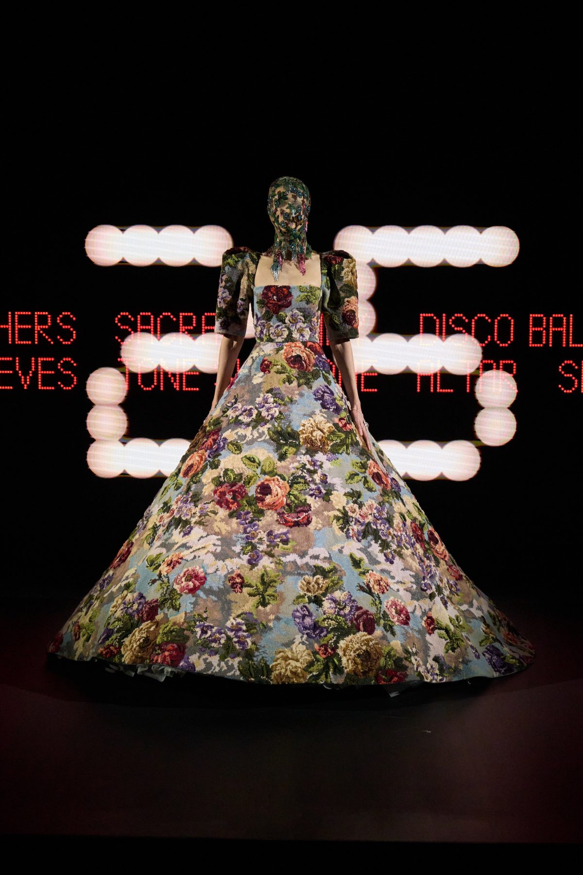 Galleria foto 'Vertigineux: il profondo viaggio nelle liste, o negli abiti, di Valentino' - foto 5