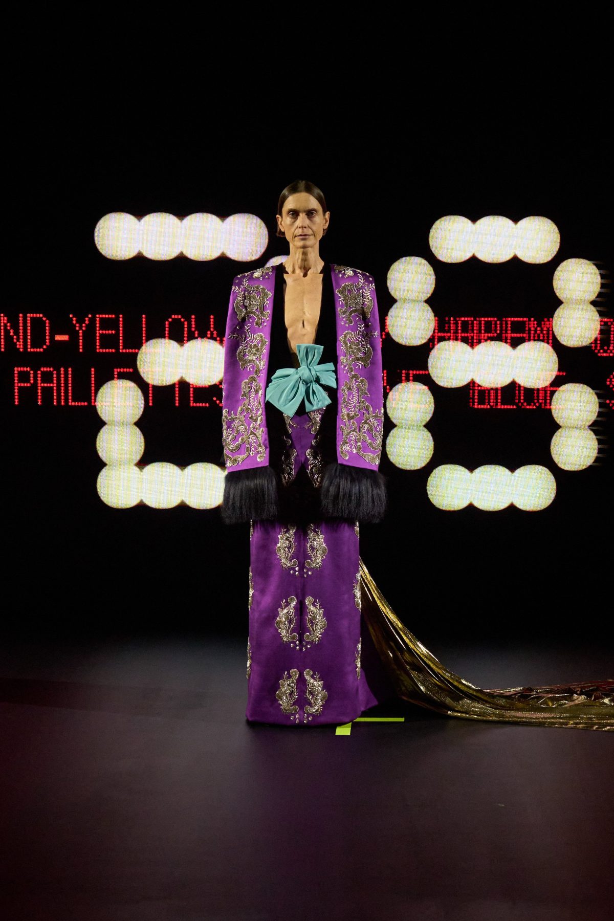 Galleria foto 'Vertigineux: il profondo viaggio nelle liste, o negli abiti, di Valentino' - foto 4