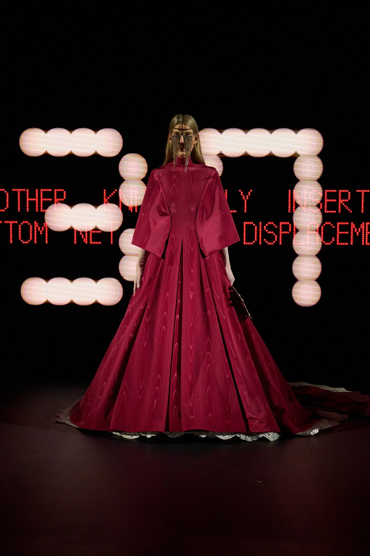 Galleria foto 'Vertigineux: il profondo viaggio nelle liste, o negli abiti, di Valentino' - foto 3