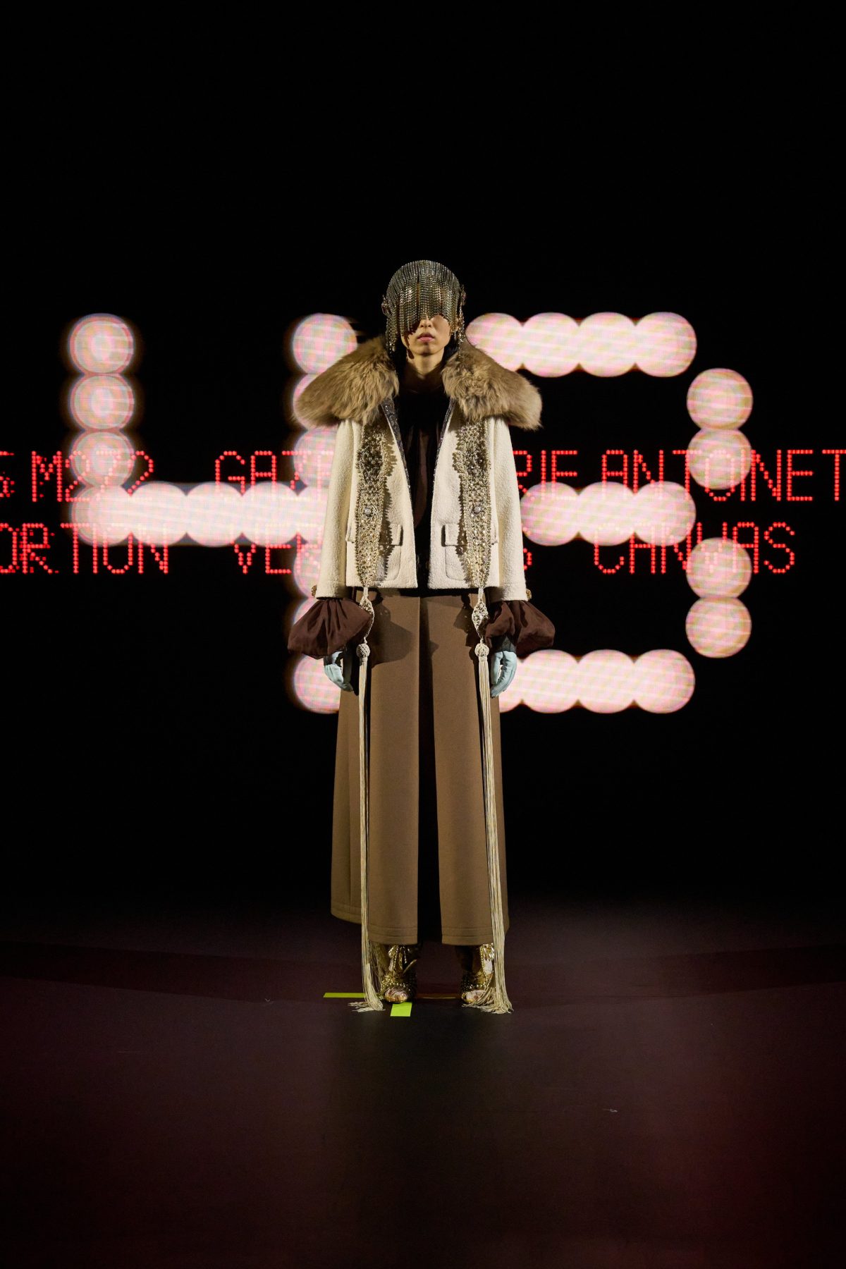 Galleria foto 'Vertigineux: il profondo viaggio nelle liste, o negli abiti, di Valentino' - foto 2