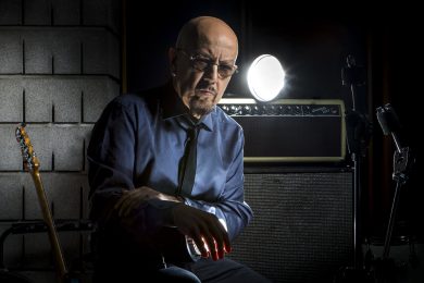 Enrico Ruggeri: «Oggi nei videoclip si mostrano i soldi, l’auto e la tuta…»
