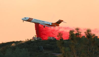 Volando sull’inferno di Los Angeles, il racconto di una pilota